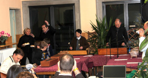 Don Giuseppe Merlini accompagna i ragazzi con la chitarra